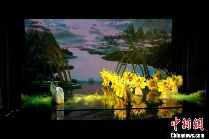 诸葛亮出山时，水镜先生仰天大笑说10个字，暗示了孔明的最终结局