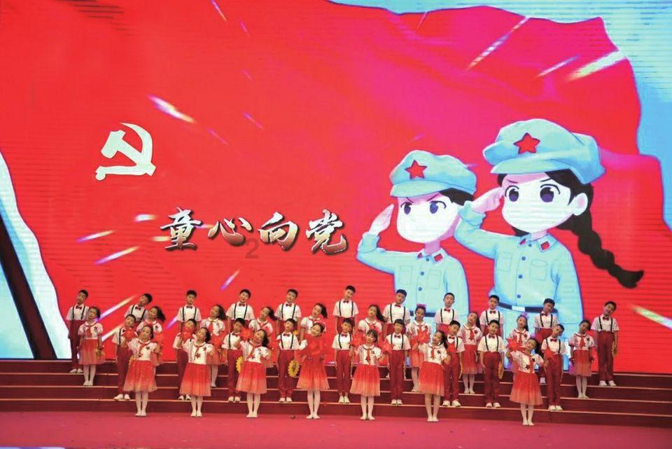 何猷君的小心思,和孙丞潇王彦霖合影,他踮起了脚尖